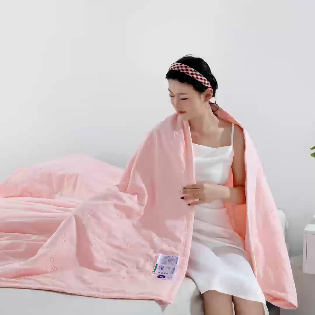 91家纺网 家纺一手货源 找家纺 宝宝纱2025新款5D压花针织水洗棉夏被 半夏粉