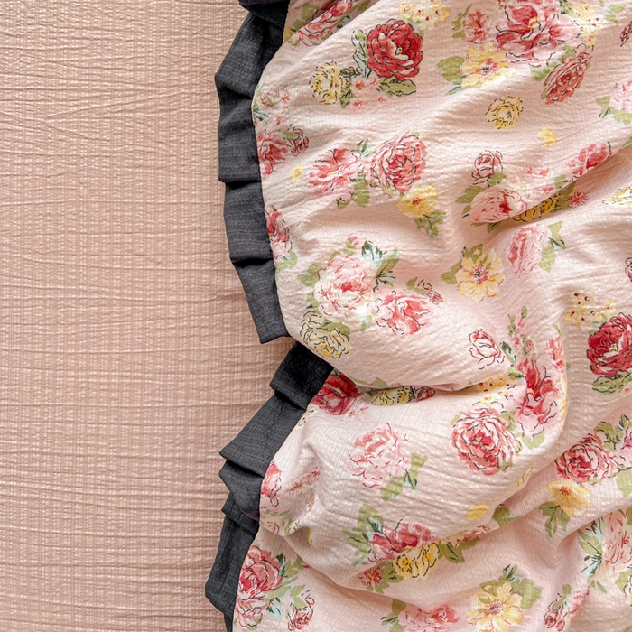 91家纺网 家纺一手货源 找家纺 一比一2025新款赫本风四件套 赫本风-玫瑰花园粉