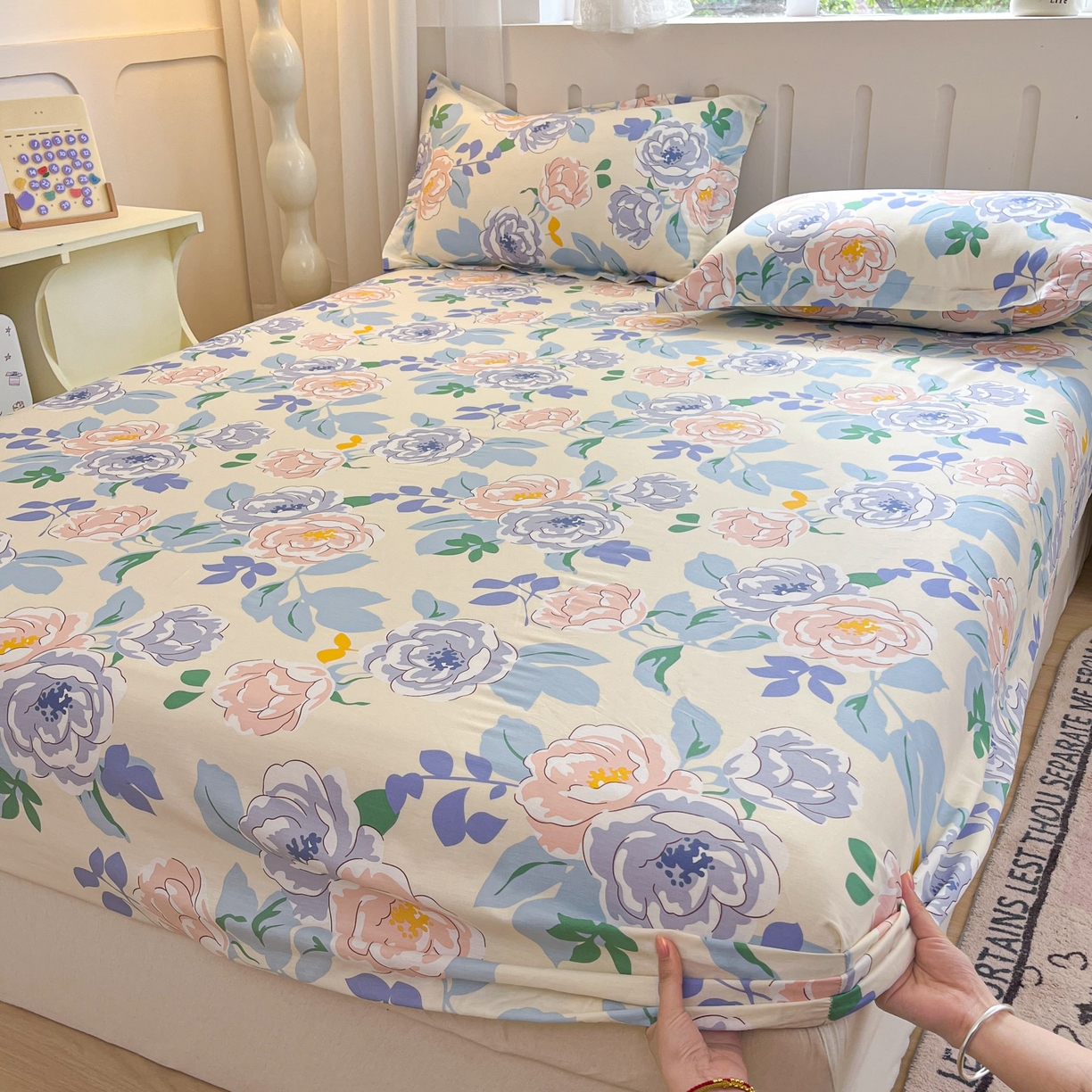 91家纺网 家纺一手货源 找家纺 大吉 2025新款全棉印花床笠 山茶花开