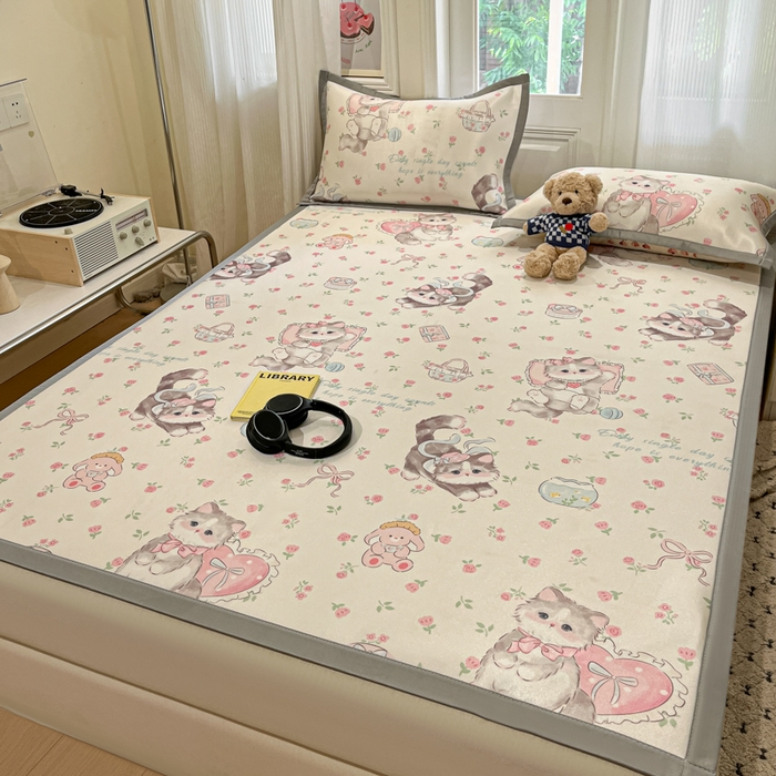 91家纺网 家纺一手货源 找家纺 慕澄家纺 2025新款小清新萌宠系列碳光冰丝凉席 爱心花朵猫