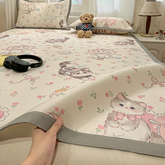 91家纺网 家纺一手货源 找家纺 慕澄家纺 2025新款小清新萌宠系列碳光冰丝凉席 爱心花朵猫