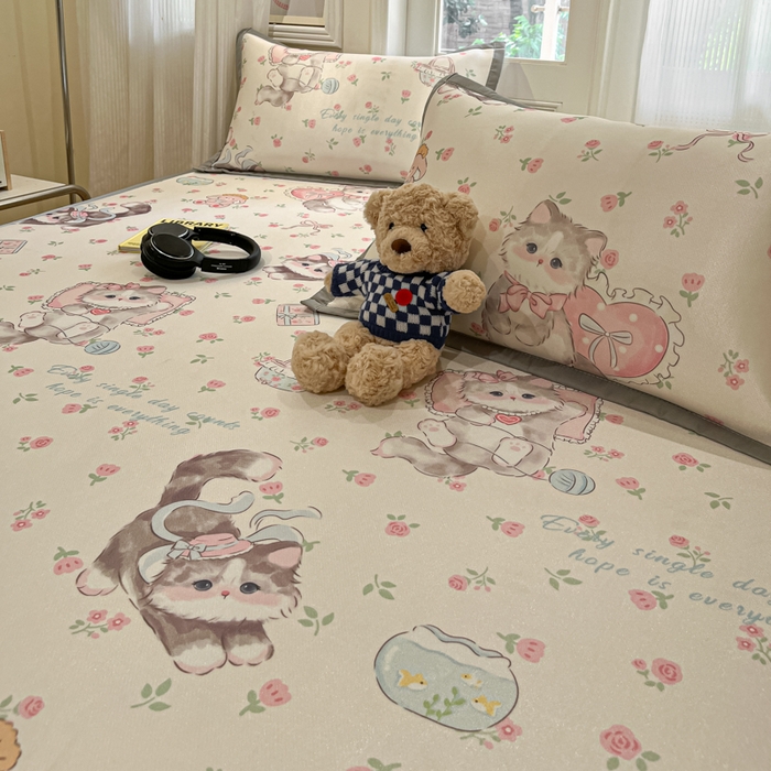 91家纺网 家纺一手货源 找家纺 慕澄家纺 2025新款小清新萌宠系列碳光冰丝凉席 爱心花朵猫