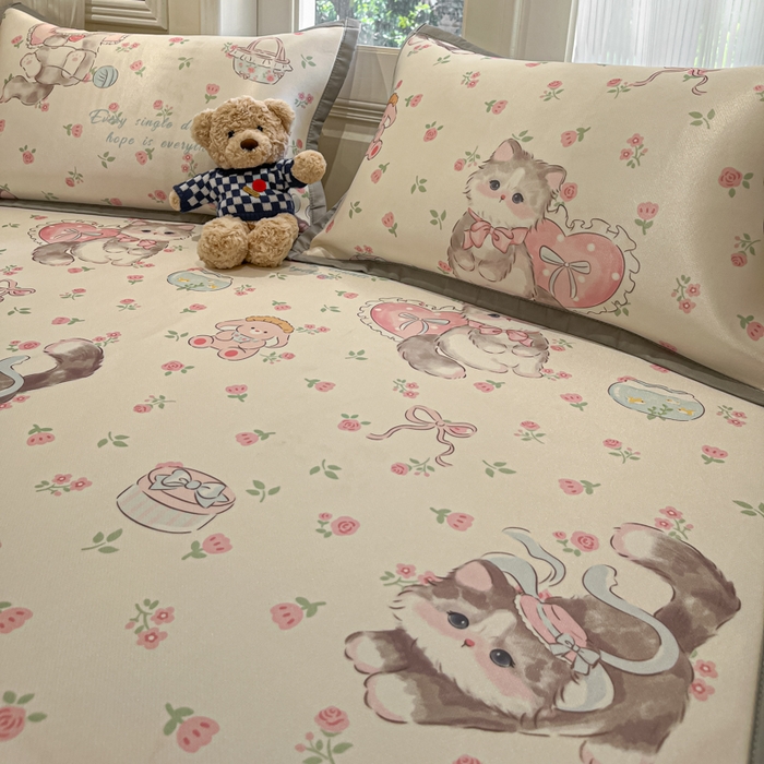 91家纺网 家纺一手货源 找家纺 慕澄家纺 2025新款小清新萌宠系列碳光冰丝凉席 爱心花朵猫