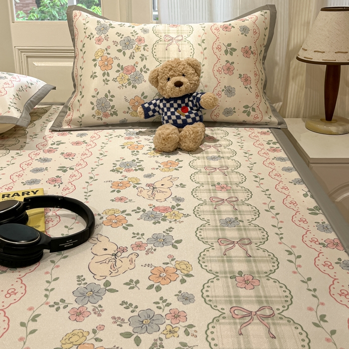 91家纺网 家纺一手货源 找家纺 慕澄家纺 2025新款小清新萌宠系列碳光冰丝凉席 花丛兔