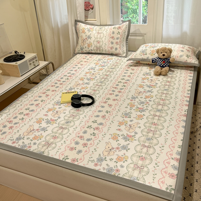 91家纺网 家纺一手货源 找家纺 慕澄家纺 2025新款小清新萌宠系列碳光冰丝凉席 花丛兔