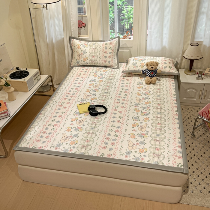 91家纺网 家纺一手货源 找家纺 慕澄家纺 2025新款小清新萌宠系列碳光冰丝凉席 花丛兔