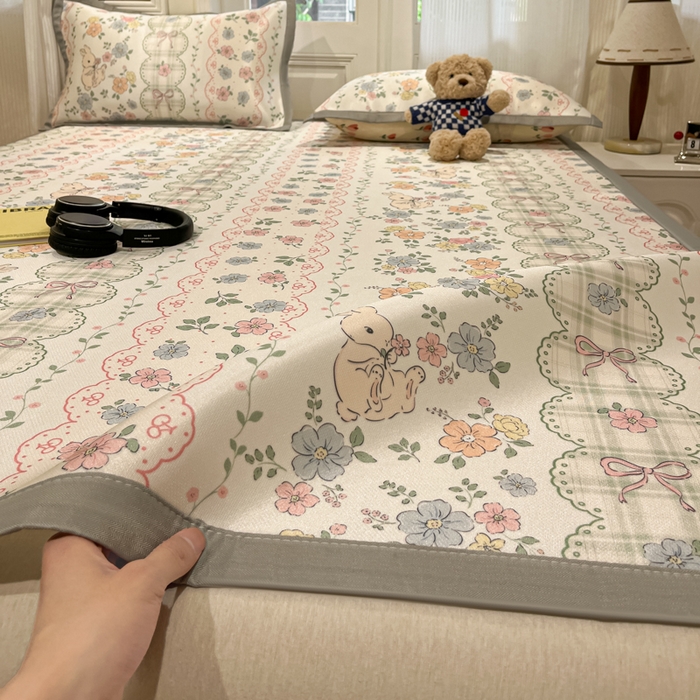 91家纺网 家纺一手货源 找家纺 慕澄家纺 2025新款小清新萌宠系列碳光冰丝凉席 花丛兔