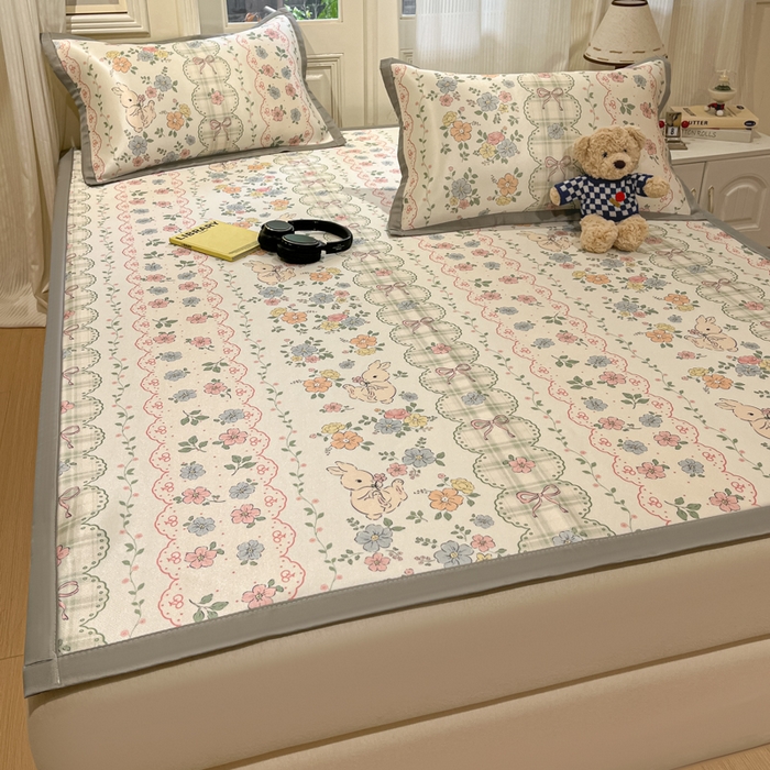 91家纺网 家纺一手货源 找家纺 慕澄家纺 2025新款小清新萌宠系列碳光冰丝凉席 花丛兔