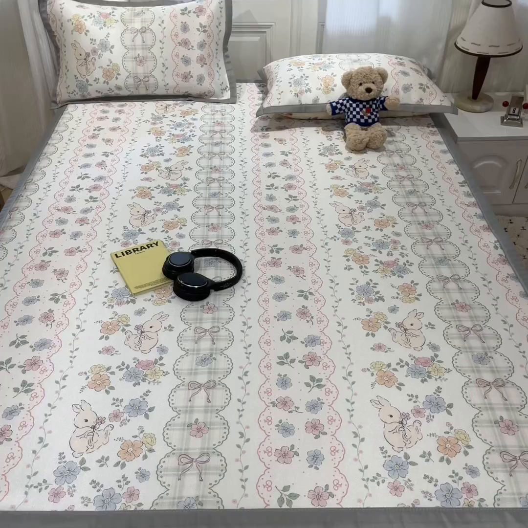 91家纺网 家纺一手货源 找家纺 慕澄家纺 2025新款小清新萌宠系列碳光冰丝凉席 花丛兔