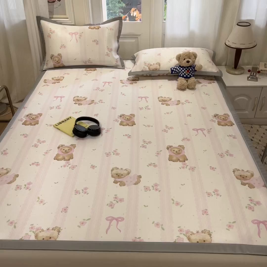 91家纺网 家纺一手货源 找家纺 慕澄家纺 2025新款小清新萌宠系列碳光冰丝凉席 花花小奶犬