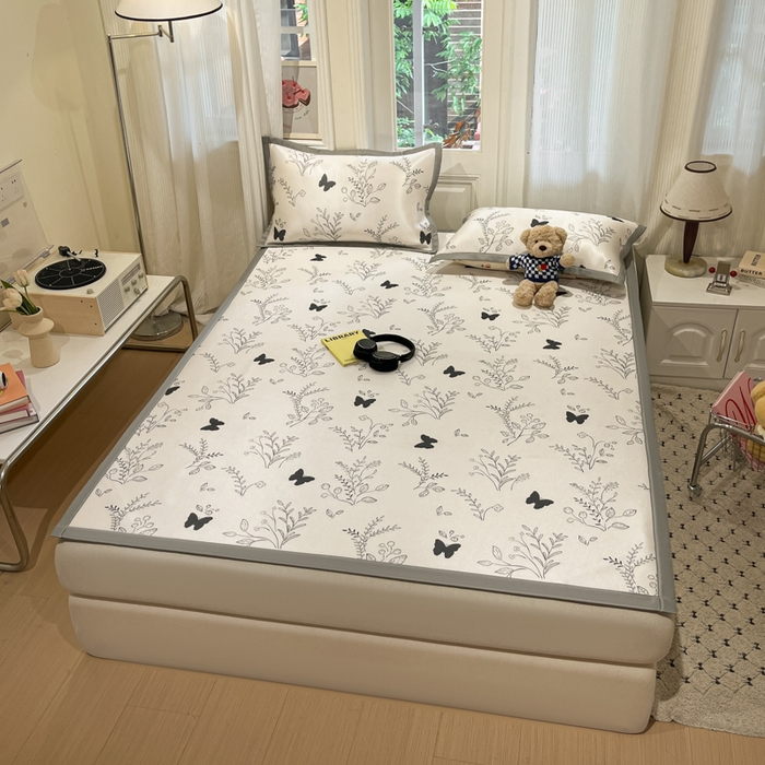 91家纺网 家纺一手货源 找家纺 慕澄家纺 2025新款小清新萌宠系列碳光冰丝凉席 幻蝶