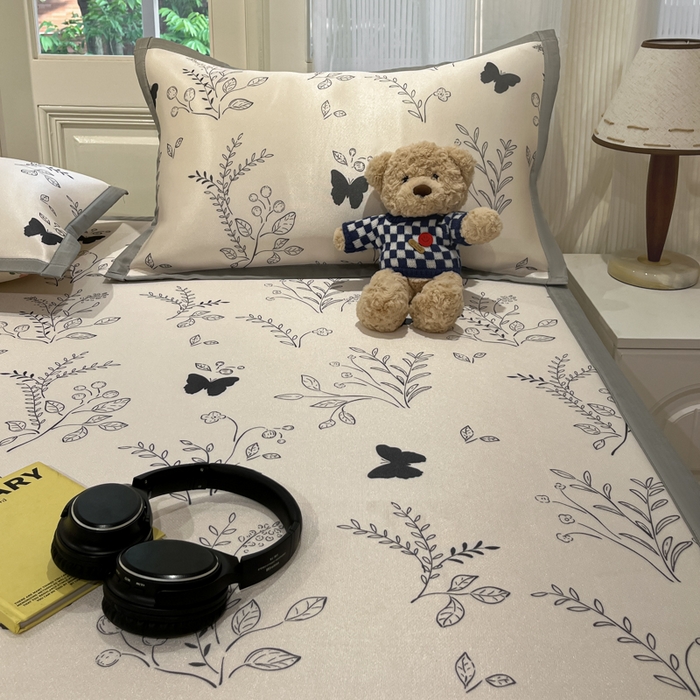 91家纺网 家纺一手货源 找家纺 慕澄家纺 2025新款小清新萌宠系列碳光冰丝凉席 幻蝶