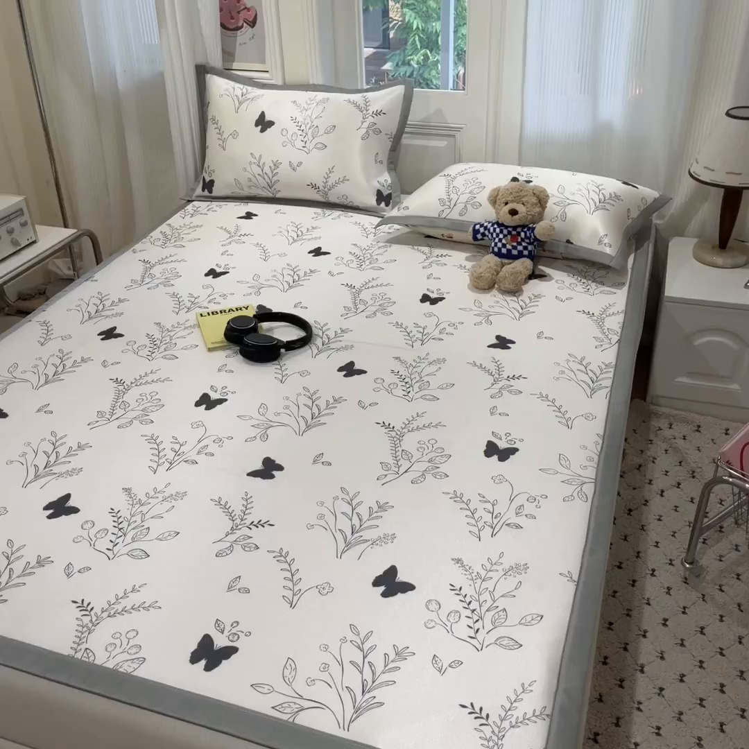 91家纺网 家纺一手货源 找家纺 慕澄家纺 2025新款小清新萌宠系列碳光冰丝凉席 幻蝶