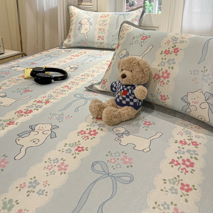 91家纺网 家纺一手货源 找家纺 慕澄家纺 2025新款小清新萌宠系列碳光冰丝凉席 撒娇猫咪