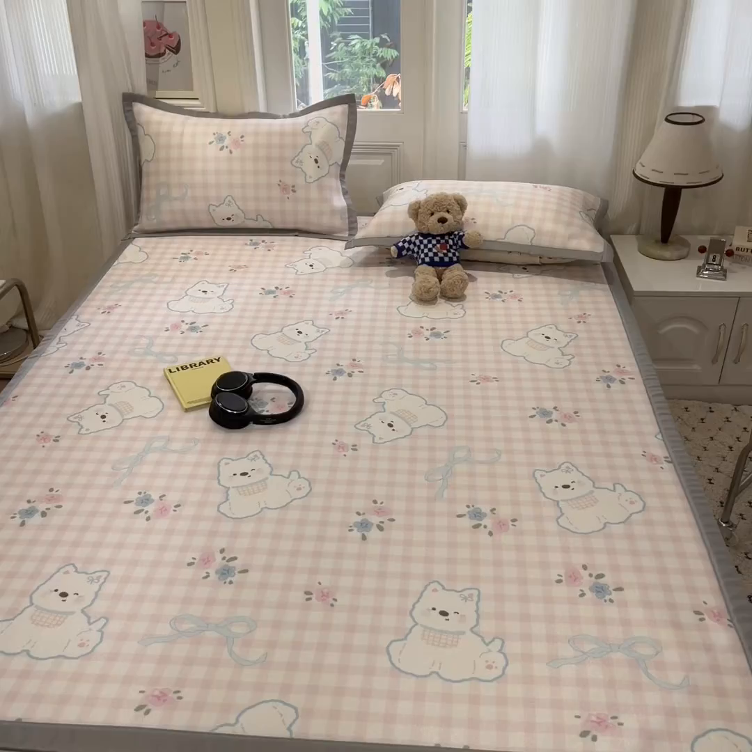 91家纺网 家纺一手货源 找家纺 慕澄家纺 2025新款小清新萌宠系列碳光冰丝凉席 西高地