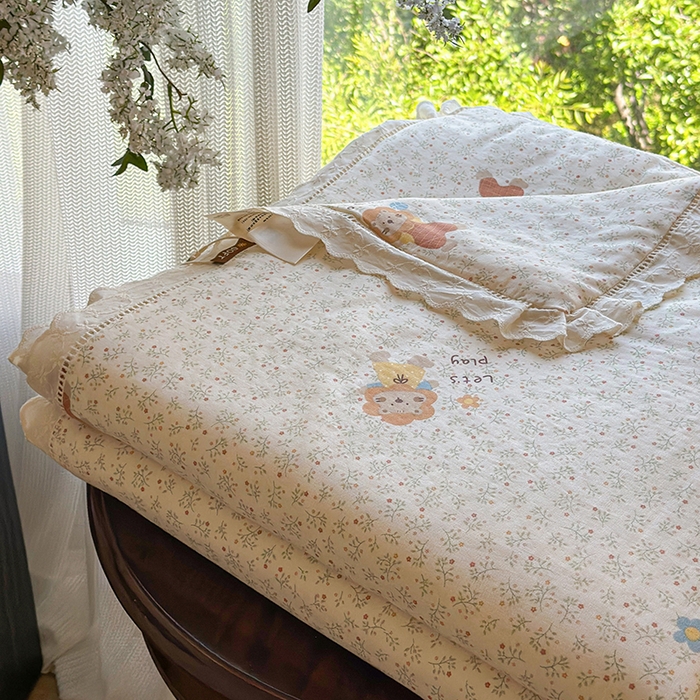 91家纺网 家纺一手货源 找家纺 麦伦家居 2025新款全棉双层纱镂空花边夏被夏凉被空调被-系列二 夏被-丛林小狮子