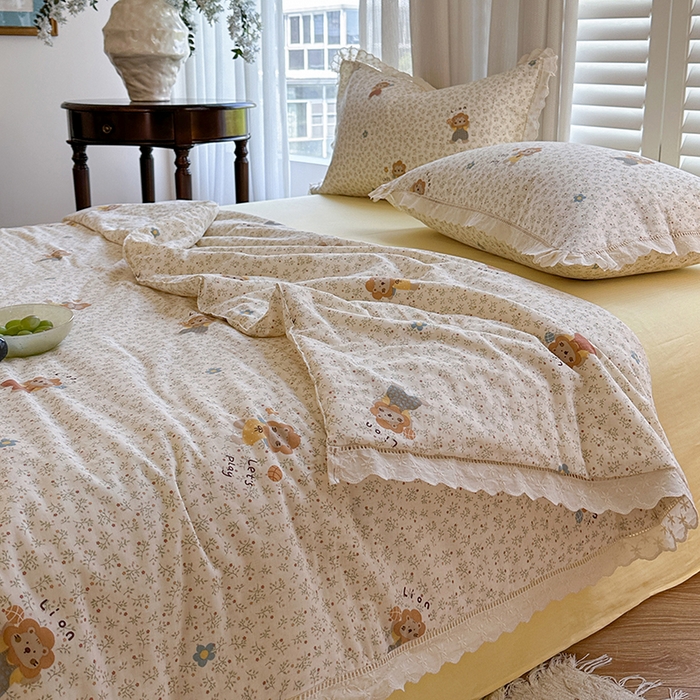 91家纺网 家纺一手货源 找家纺 麦伦家居 2025新款全棉双层纱镂空花边夏被夏凉被空调被-系列二 夏被-丛林小狮子