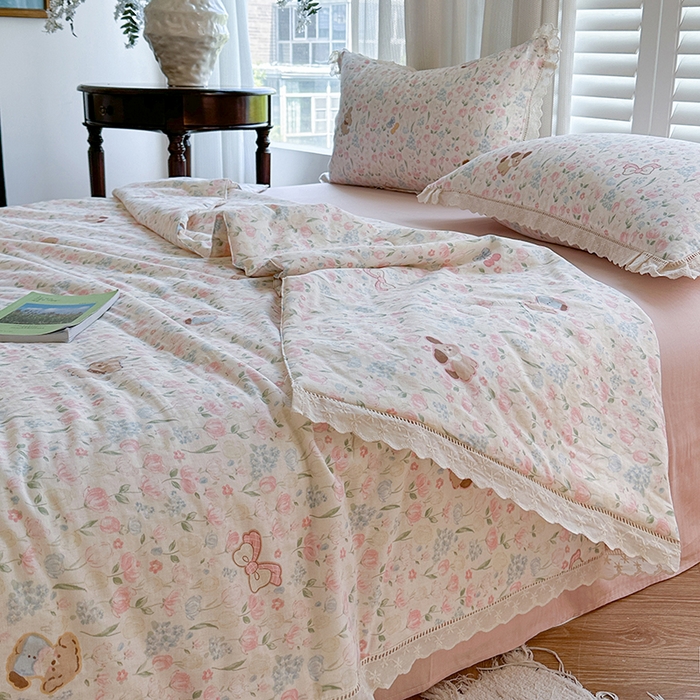 91家纺网 家纺一手货源 找家纺 麦伦家居 2025新款全棉双层纱镂空花边夏被夏凉被空调被-系列二 夏被-花丛狗狗