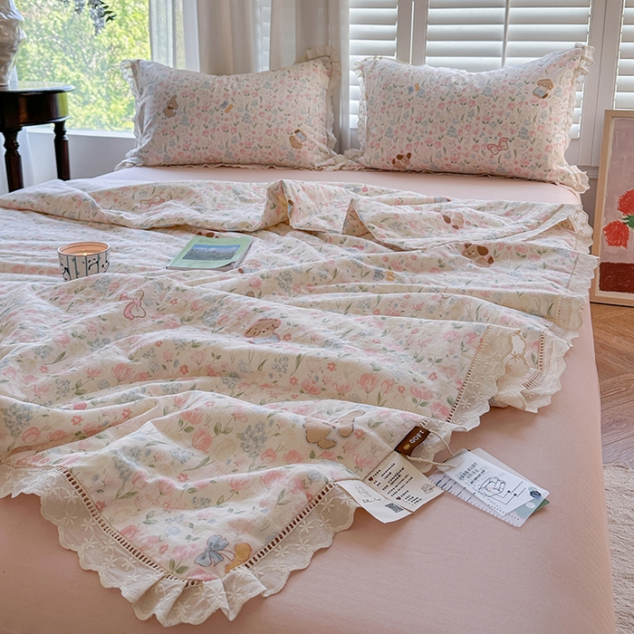 91家纺网 家纺一手货源 找家纺 麦伦家居 2025新款全棉双层纱镂空花边夏被夏凉被空调被-系列二 夏被-花丛狗狗