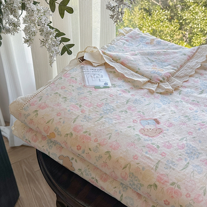 91家纺网 家纺一手货源 找家纺 麦伦家居 2025新款全棉双层纱镂空花边夏被夏凉被空调被-系列二 夏被-花丛狗狗