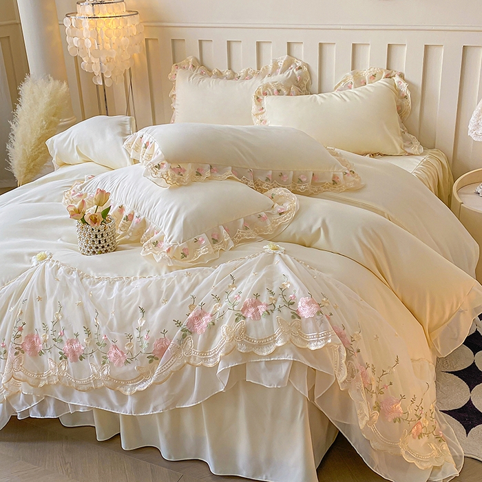 91家纺网 家纺一手货源 找家纺 富宁2025新款水洗亲肤棉雪纺蕾丝刺绣床裙床笠三件套四件套 潘多拉-白