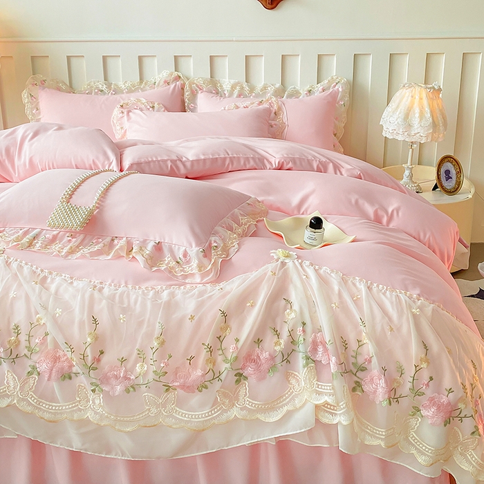 91家纺网 家纺一手货源 找家纺 富宁2025新款水洗亲肤棉雪纺蕾丝刺绣床裙床笠三件套四件套 潘多拉-粉