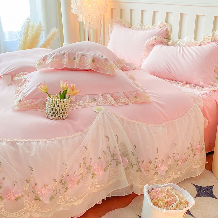 91家纺网 家纺一手货源 找家纺 富宁2025新款水洗亲肤棉雪纺蕾丝刺绣床裙床笠三件套四件套 潘多拉-粉