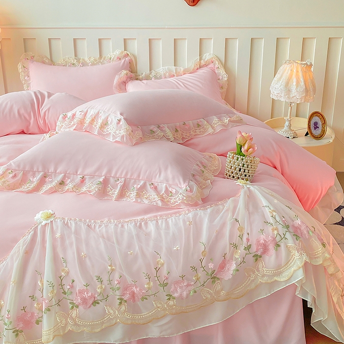 91家纺网 家纺一手货源 找家纺 富宁2025新款水洗亲肤棉雪纺蕾丝刺绣床裙床笠三件套四件套 潘多拉-粉