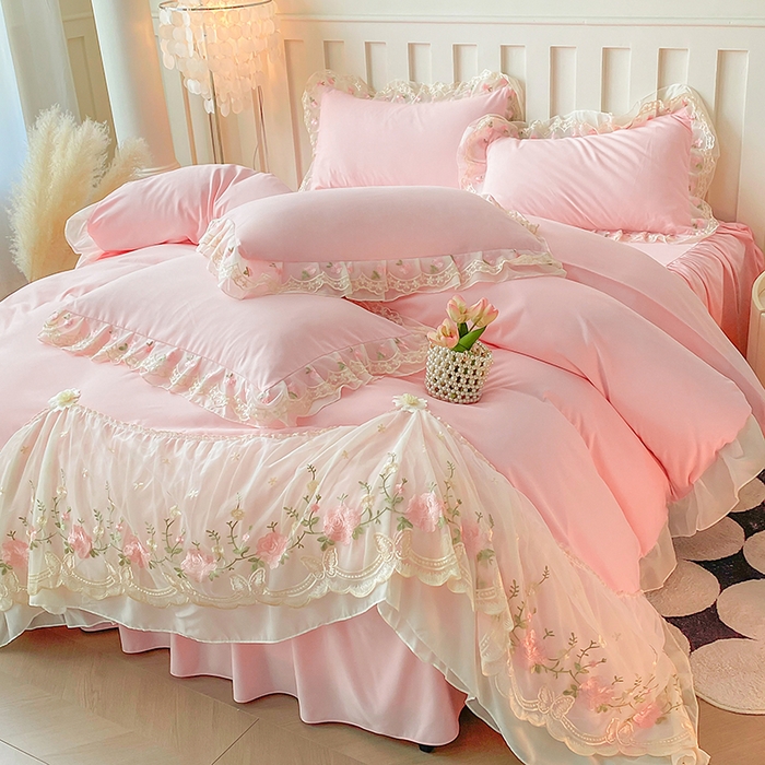 91家纺网 家纺一手货源 找家纺 富宁2025新款水洗亲肤棉雪纺蕾丝刺绣床裙床笠三件套四件套 潘多拉-粉