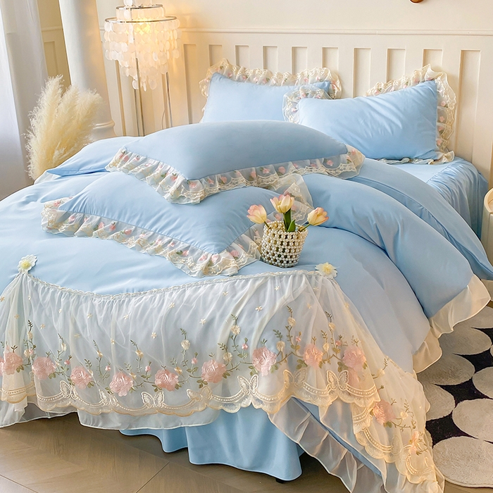 91家纺网 家纺一手货源 找家纺 富宁2025新款水洗亲肤棉雪纺蕾丝刺绣床裙床笠三件套四件套 潘多拉-蓝