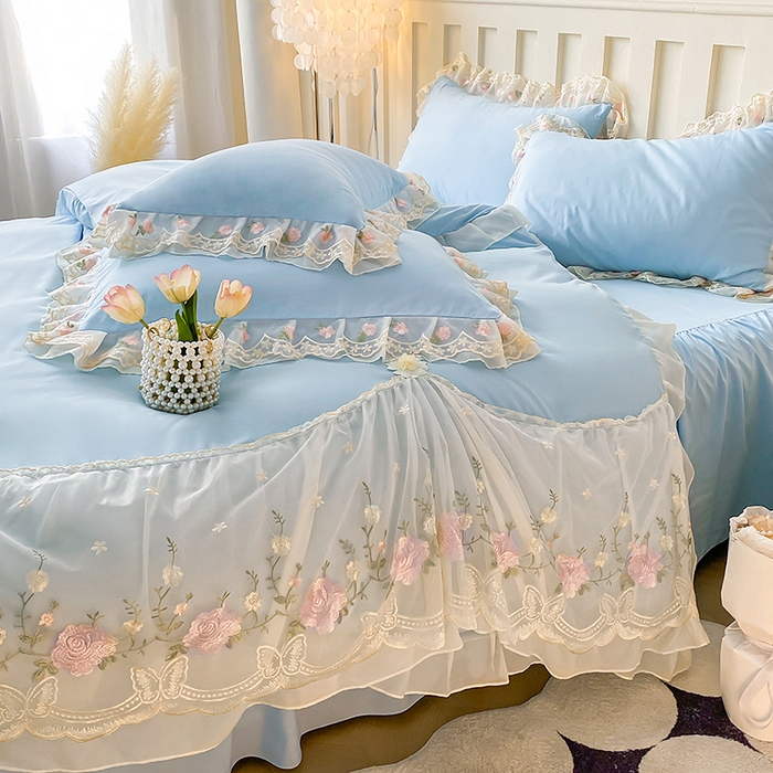 91家纺网 家纺一手货源 找家纺 富宁2025新款水洗亲肤棉雪纺蕾丝刺绣床裙床笠三件套四件套 潘多拉-蓝