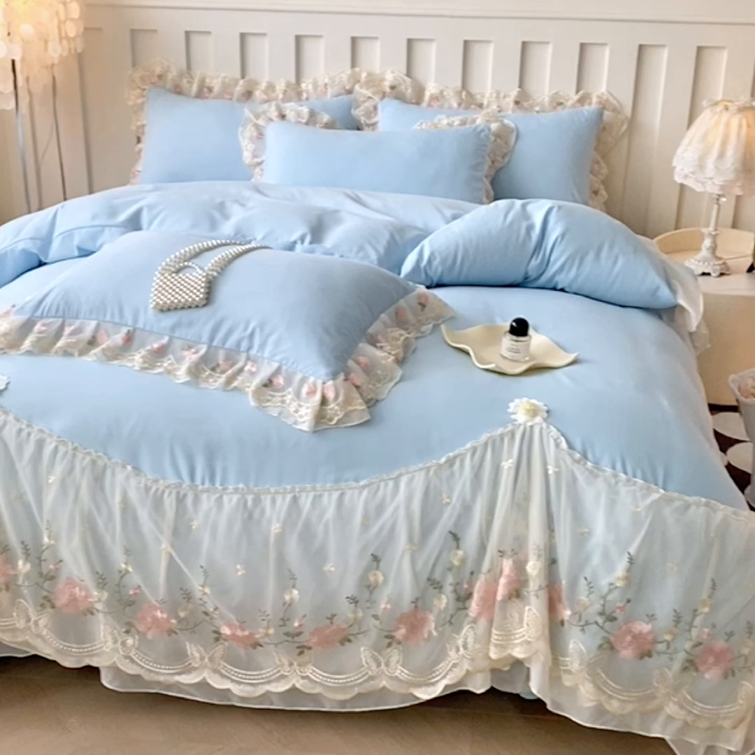 91家纺网 家纺一手货源 找家纺 富宁2025新款水洗亲肤棉雪纺蕾丝刺绣床裙床笠三件套四件套 潘多拉-蓝