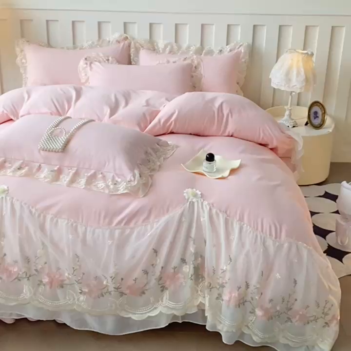 91家纺网 家纺一手货源 找家纺 富宁2025新款水洗亲肤棉雪纺蕾丝刺绣床裙床笠三件套四件套 潘多拉-粉