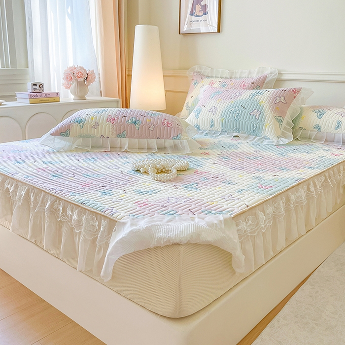 91家纺网 家纺一手货源 找家纺 麒豆豆 2025新款凉感丝乳胶印花床裙床笠凉席夏被三件套 翩翩起舞 粉