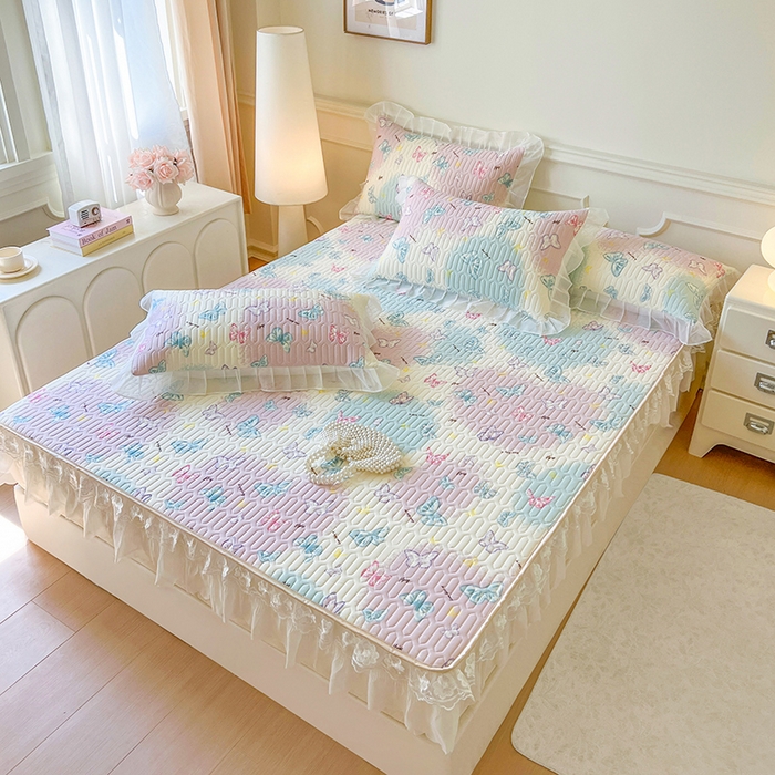 91家纺网 家纺一手货源 找家纺 麒豆豆 2025新款凉感丝乳胶印花床裙床笠凉席夏被三件套 翩翩起舞 粉