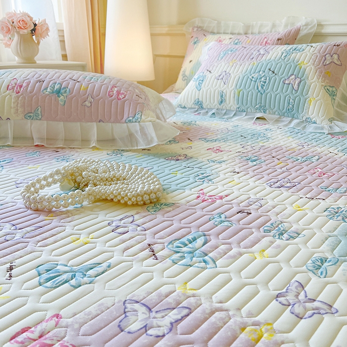 91家纺网 家纺一手货源 找家纺 麒豆豆 2025新款凉感丝乳胶印花床裙床笠凉席夏被三件套 翩翩起舞 粉