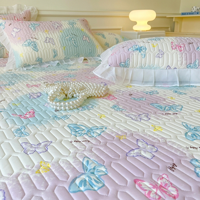 91家纺网 家纺一手货源 找家纺 麒豆豆 2025新款凉感丝乳胶印花床裙床笠凉席夏被三件套 翩翩起舞 粉