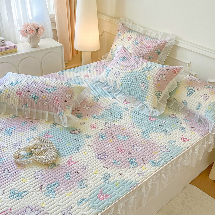 91家纺网 家纺一手货源 找家纺 麒豆豆 2025新款凉感丝乳胶印花床裙床笠凉席夏被三件套 翩翩起舞 粉