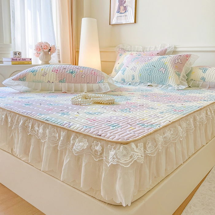 91家纺网 家纺一手货源 找家纺 麒豆豆 2025新款凉感丝乳胶印花床裙床笠凉席夏被三件套 翩翩起舞 粉