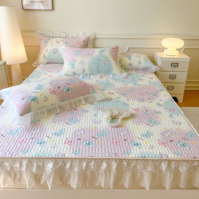 91家纺网 家纺一手货源 找家纺 麒豆豆 2025新款凉感丝乳胶印花床裙床笠凉席夏被三件套 翩翩起舞 粉