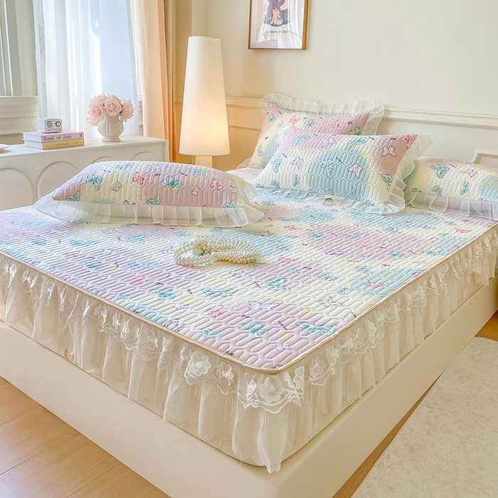 91家纺网 家纺一手货源 找家纺 麒豆豆 2025新款凉感丝乳胶印花床裙床笠凉席夏被三件套 翩翩起舞 粉