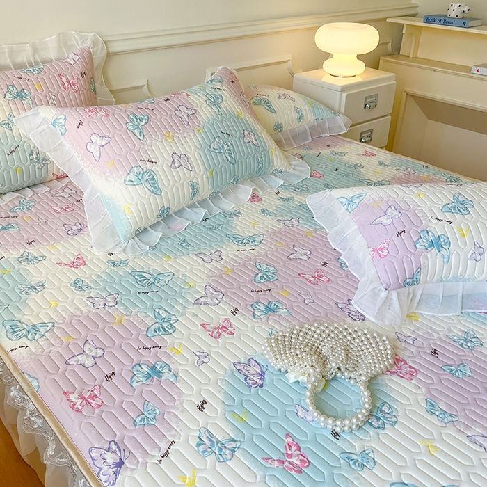 91家纺网 家纺一手货源 找家纺 麒豆豆 2025新款凉感丝乳胶印花床裙床笠凉席夏被三件套 翩翩起舞 粉