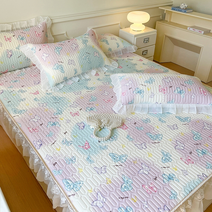 91家纺网 家纺一手货源 找家纺 麒豆豆 2025新款凉感丝乳胶印花床裙床笠凉席夏被三件套 翩翩起舞 粉