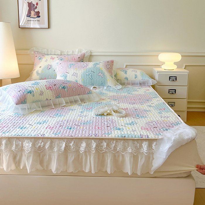 91家纺网 家纺一手货源 找家纺 麒豆豆 2025新款凉感丝乳胶印花床裙床笠凉席夏被三件套 翩翩起舞 粉