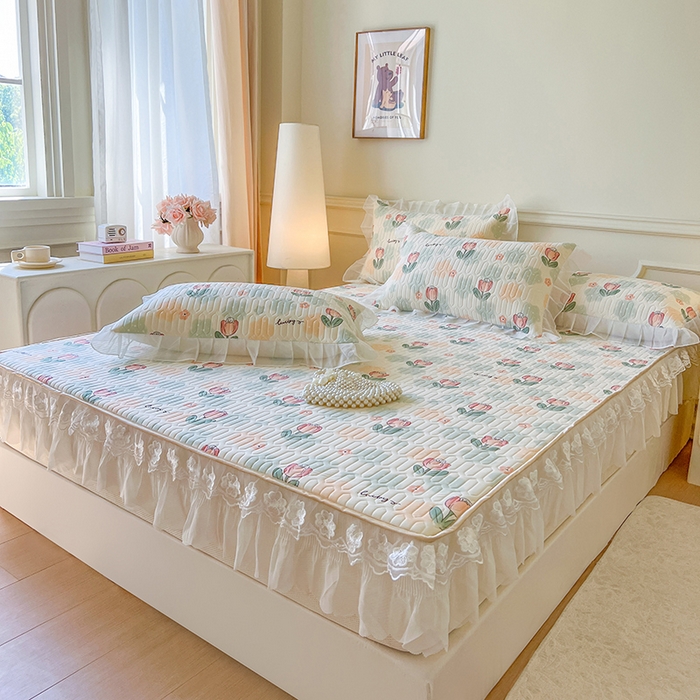 91家纺网 家纺一手货源 找家纺 麒豆豆 2025新款凉感丝乳胶印花床裙床笠凉席夏被三件套 夏花 绿