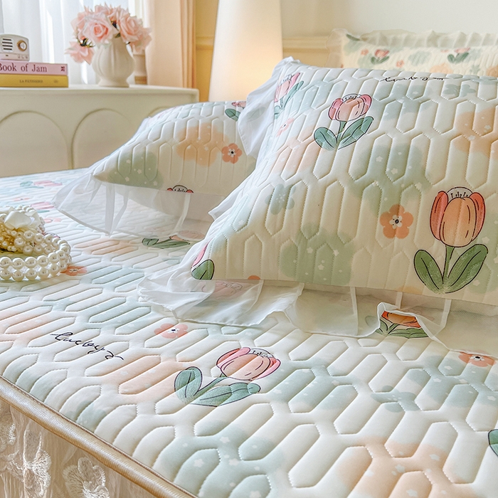 91家纺网 家纺一手货源 找家纺 麒豆豆 2025新款凉感丝乳胶印花床裙床笠凉席夏被三件套 夏花 绿