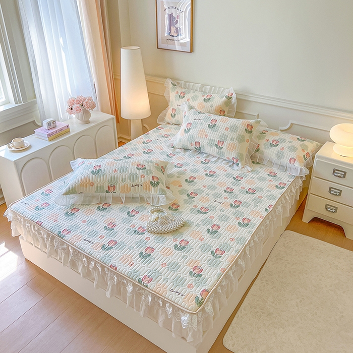 91家纺网 家纺一手货源 找家纺 麒豆豆 2025新款凉感丝乳胶印花床裙床笠凉席夏被三件套 夏花 绿