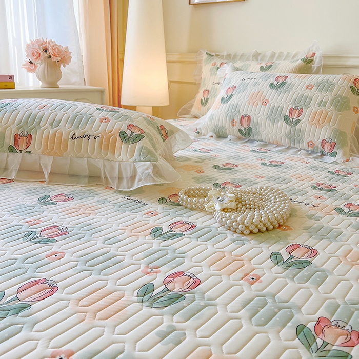 91家纺网 家纺一手货源 找家纺 麒豆豆 2025新款凉感丝乳胶印花床裙床笠凉席夏被三件套 夏花 绿