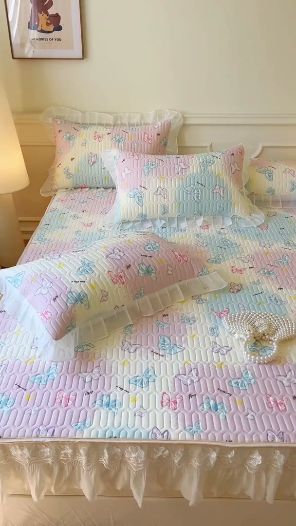 91家纺网 家纺一手货源 找家纺 麒豆豆 2025新款凉感丝乳胶印花床裙床笠凉席夏被三件套 翩翩起舞 粉