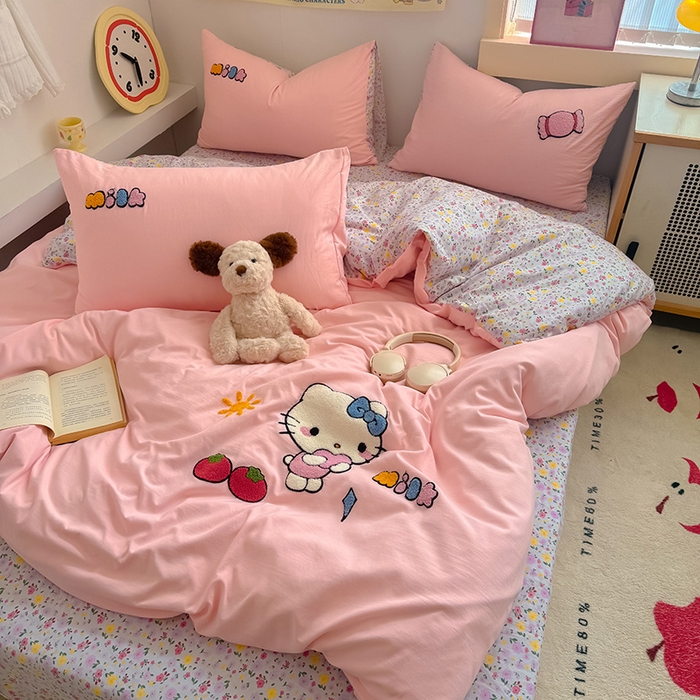 91家纺网 家纺一手货源 找家纺 沃朴家居 2025春夏新款亲肤水洗棉毛巾绣四件套 kt-莓烦恼